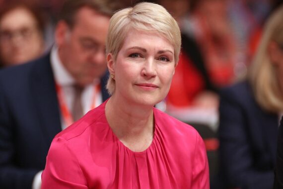 Manuela Schwesig spricht gegen höhere Renteneintrittsalter; Arbeitnehmerschutz und soziale Gerechtigkeit betont.