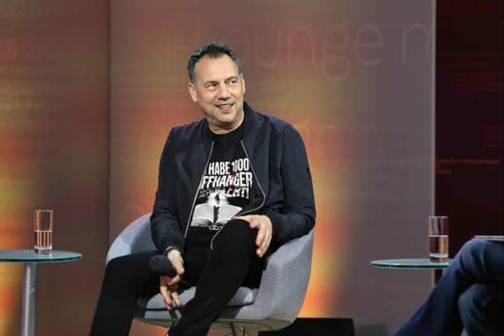 Sebastian Fitzek, nachdenklicher Schriftsteller, reflektiert über Zeit, Tod und bewusste Lebensführung.