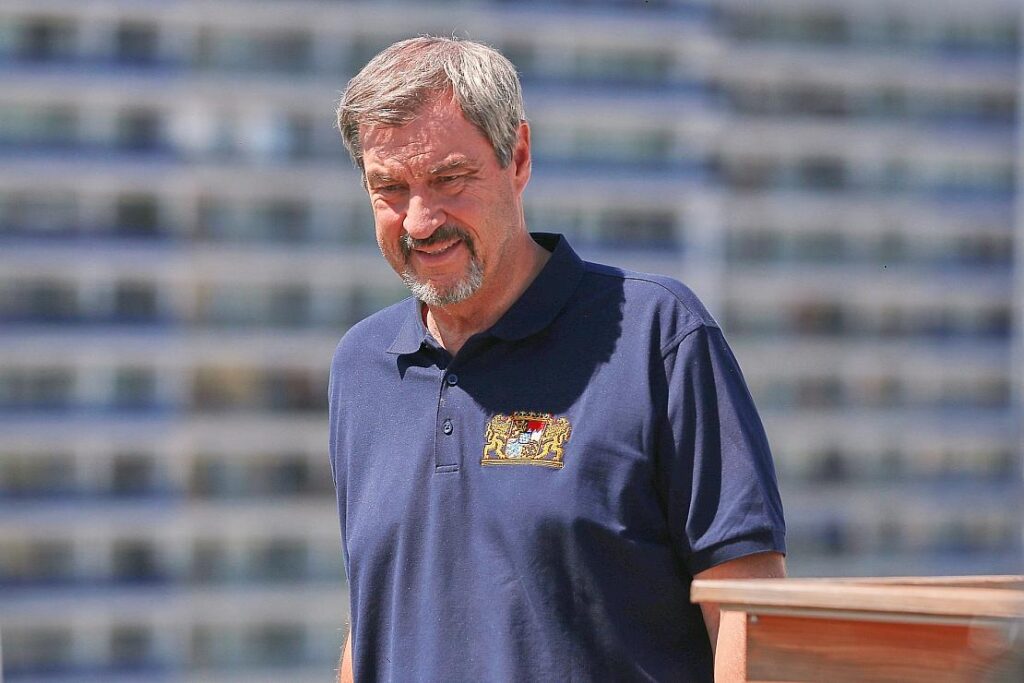 Söder und Herrmann begrüßen 270 neue Staatsbürger in Nürnberg