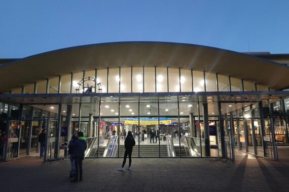 Bochum Hauptbahnhof mit Menschen und Verkehr, symbolisiert als attraktiver Arbeitgeber laut Kununu-Ranking.