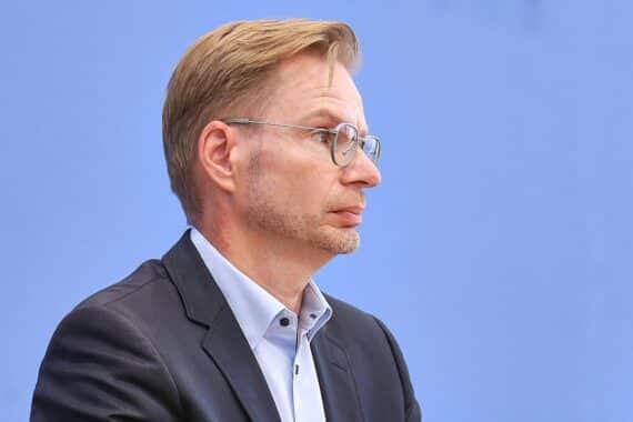 Reiner Holznagel warnt vor steigenden Zinskosten und kritisiert die Haushaltsplanung der Bundesregierung.
