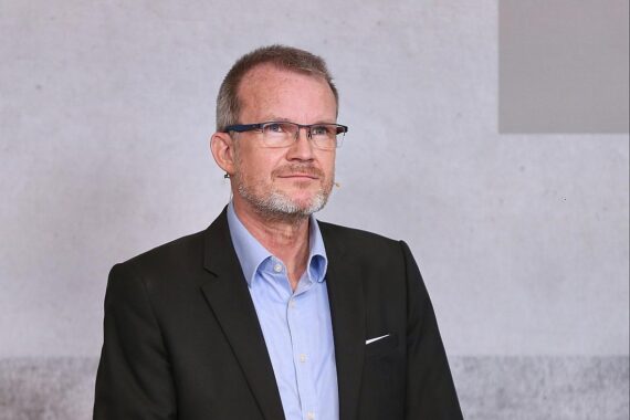 Jens Baas diskutiert die Reduzierung der gesetzlichen Krankenkassen für verbesserte Auswahl und Effizienz.