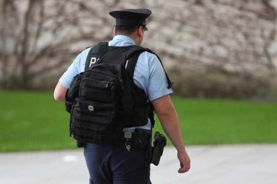 Polizist überwacht Ermittlungen wegen Betrug durch Schockanrufe. Verdächtige in Untersuchungshaft.