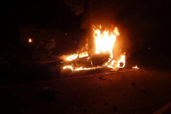 Tödlicher Unfall: Ford prallt gegen Baum, Fahrzeugbrand, Feuerwehr im Einsatz, Straße gesperrt.