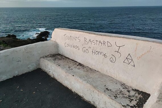 Graffiti, das den Unmut der Einheimischen gegenüber Touristen auf den Kanarischen Inseln zeigt.