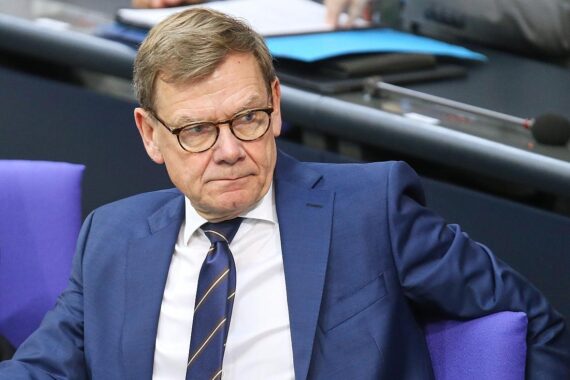 Johann Wadephul diskutiert EU-China-Gipfel trotz Spannungen und wirtschaftlicher Differenzen in Berlin.