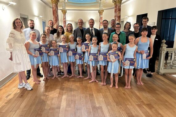 Ukrainische Delegation aus Obroshyne besucht Schwäbisch Gmünd, Austausch und Solidarität im Fokus.