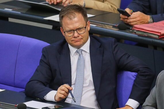 Carsten Schneider diskutiert Maßnahmen zur Unterstützung von Geringverdienern beim Umstieg auf erneuerbare Technologien.