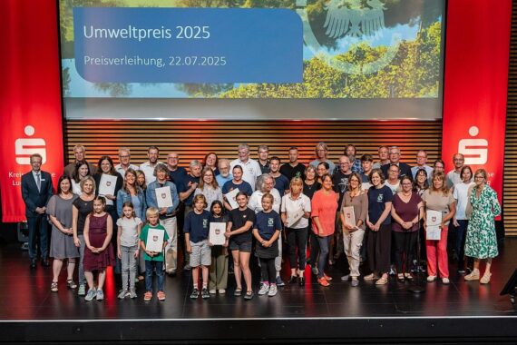 Zeigen Sie die Preisverleihung mit Preisträgern, Publikum und Umweltthemen im Fokus.