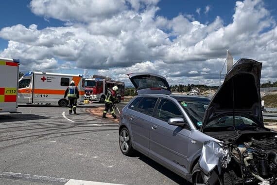 Pkw-Unfall auf Brücke, Feuerwehr sichert Unfallstelle, Rettungsdienst versorgt Insassen.
