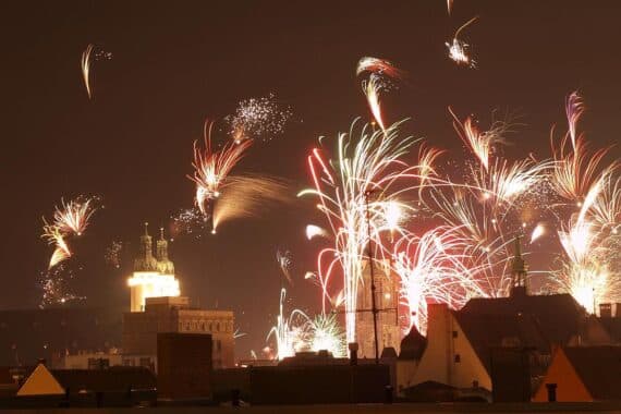Ein beeindruckendes Feuerwerk über Düsseldorf, symbolisiert Tradition und Sicherheitsbedarf nach dem Unfall.