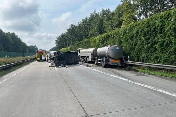 Unfall auf Autobahn 27: Wohnwagen und Lkw kollidierten, Person leicht verletzt, Autobahn gesperrt.