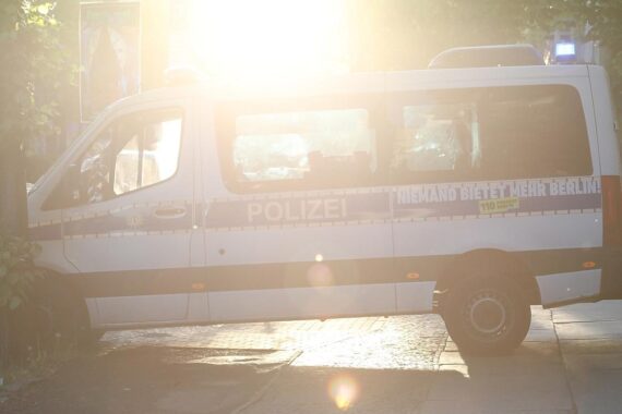 Unfallstelle mit Polizei und Fahrzeugen, Sattelzug flieht unerlaubt nach Zusammenstoß.