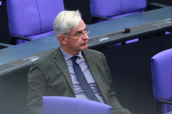 Mathias Middelberg spricht zur Schuldenbremse, umringt von Politikern und Journalisten in Berlin.