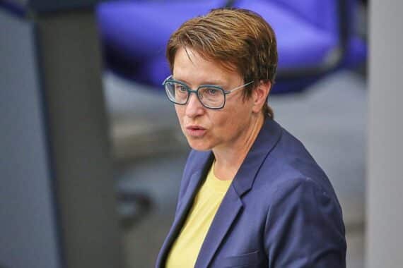 Susanne Hierl spricht zur Gesetzesverschärfung für besseren Schutz von Verfahrensbeteiligten im Bundestag.