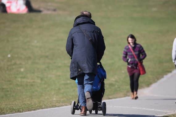 Eltern mit Kind im Familienalltag, symbolisierend die Unterschiede beim Elterngeldanspruch 2024.