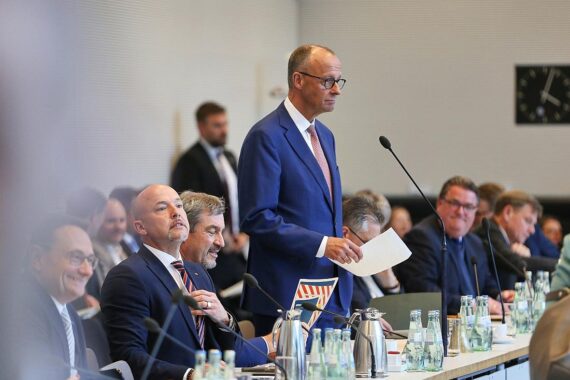 Friedrich Merz diskutiert politische Strategien zur Nominierung von Frauke Brosius-Gersdorf als Verfassungsrichterin.