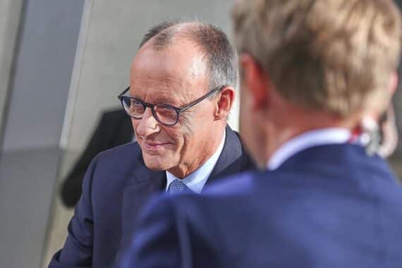 Friedrich Merz und Markus Preiß diskutieren über Koalitionsfragen im Deutschen Bundestag.