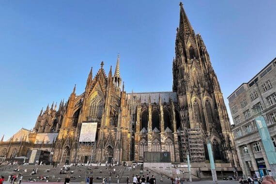 Kölner Dom bei sonnigem Wetter, symbolisiert den Sommer und die Wetterbedingungen in Nordrhein-Westfalen.