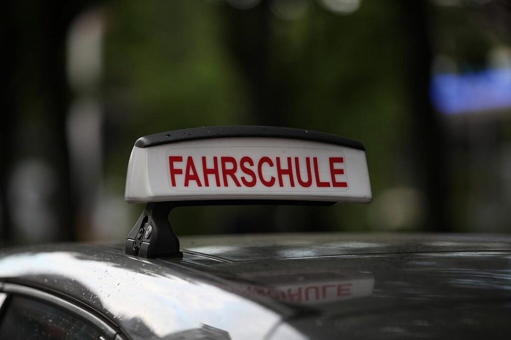 Verkehrsminister: Führerschein für 4.000 Euro und mehr "zu teuer"