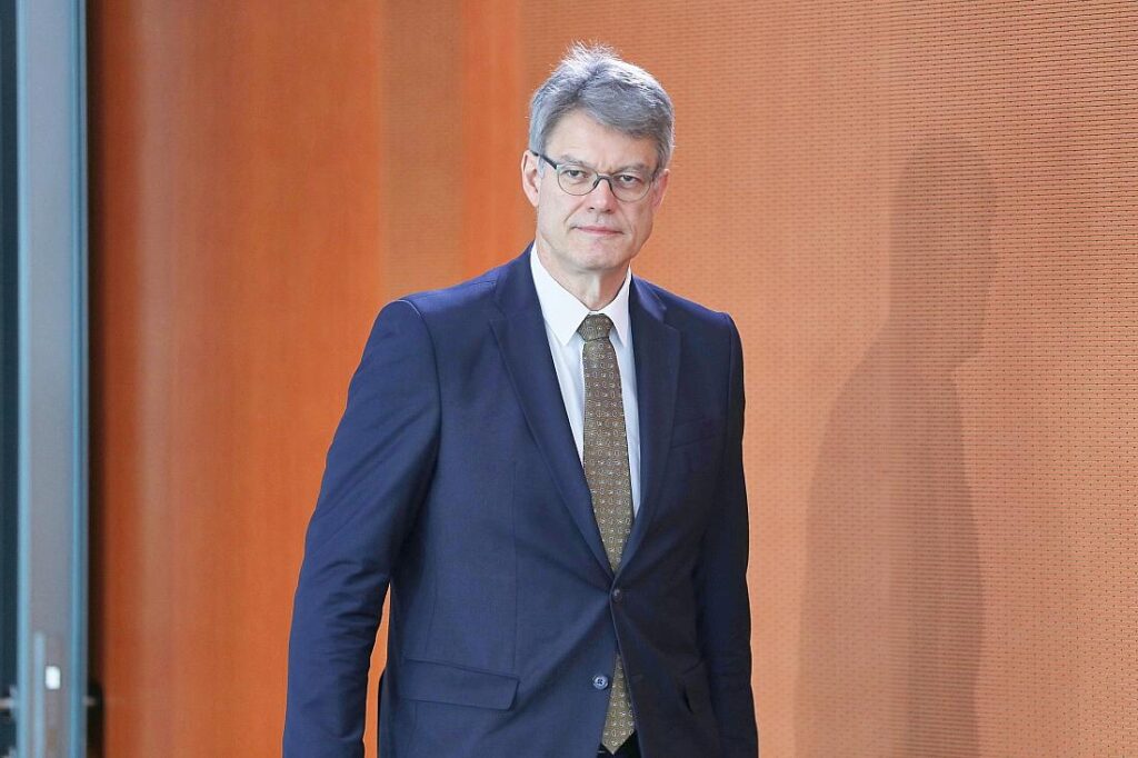 Verkehrsminister hält Zukunft von Bahnchef Lutz weiter offen