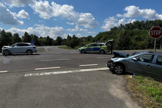 Unfall mit zwei Fahrzeugen, Polizei und Verletzte, Straße, Aufräumarbeiten, Ermittlungen im Gange.