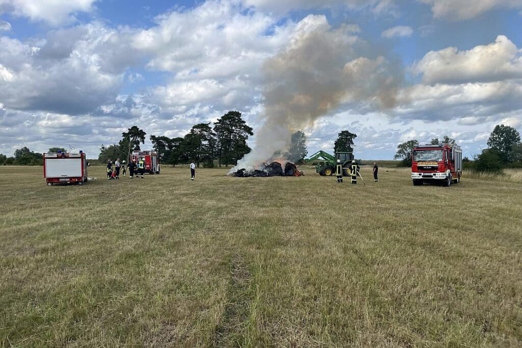 Verkehrsunfall und Heuballen-Brand in Stendal