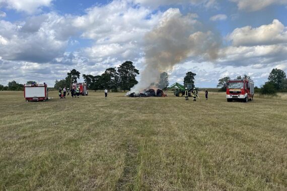 Verkehrsunfall mit Lkw und Pkw, Feuerwehr löscht Heubrand, Radfahrerin stürzt alkoholisiert.