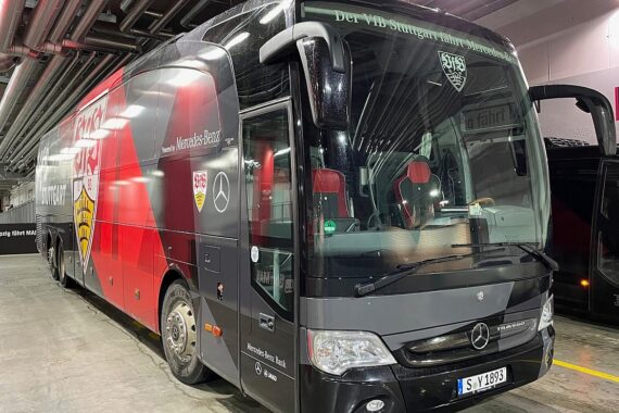 VfB Stuttgart Mannschaftsbus, Symbol für den neuen Spieler Lazar Jovanovic und dessen Verpflichtung.