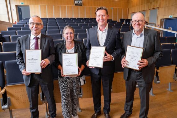 Vier ausgezeichnete Wissenschaftler der Medizinischen Universität Lausitz bei feierlicher Zeremonie.