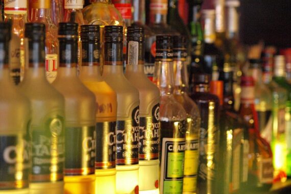 Wodka-Flaschen symbolisieren nächtliche Gastronomie, die durch neue Sperrzeiten eingeschränkt wird.