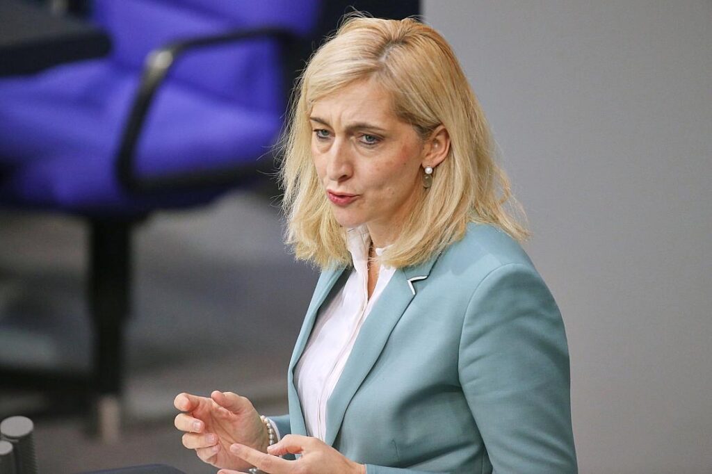 Warken verlangt härtere Strafen gegen gewalttätige Patienten