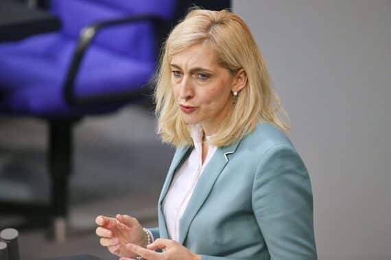 Nina Warken fordert härtere Strafen zum Schutz von medizinischem Personal vor Übergriffen.