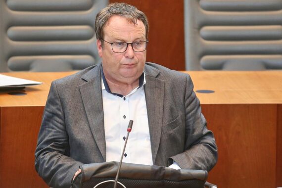 Oliver Krischer bei Ankündigung landesweiter Wolfsschutzmaßnahmen für NRW-Weidetierhalter.