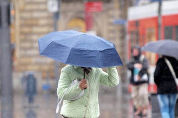 Wolkiger Himmel mit Regen, Wind und Gewitter über Baden-Württemberg, Temperaturen zwischen 10 und 25 Grad.