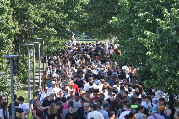 Sonniger Görlitzer Park mit Menschen, die das warme Wetter genießen und spazieren gehen.