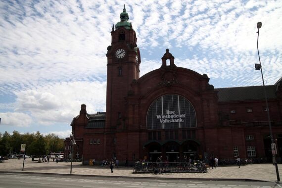 Hauptbahnhof Wiesbaden mit Wolken, symbolisiert wechselhaftes Wetter und bevorstehende Gewitter.