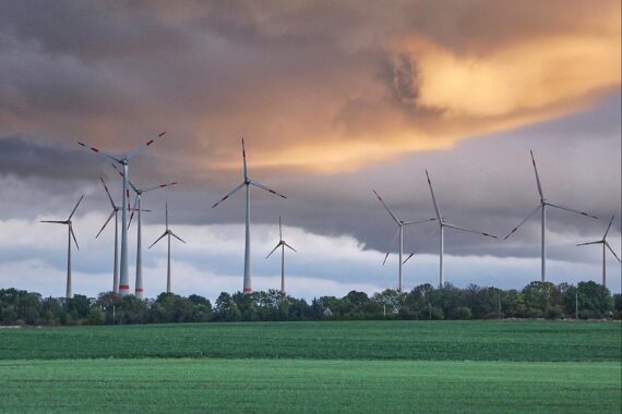 Windräder vor einem wechselhaften Himmel mit Wolken und möglichem Regen in Mecklenburg-Vorpommern.