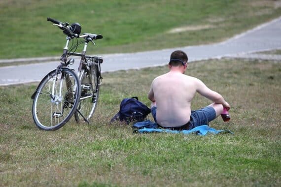 Sonnenbader genießen die extreme Hitze und Sonne unter blauen Himmel in Sachsen-Anhalt.