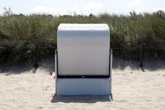 Strandkorb am sonnigen Strand, typische Sommeridylle, erwartet heiße Temperaturen und Gewitter.