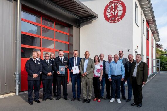 Innenminister Poseck übergibt Zuwendungsbescheid für neues Feuerwehrhaus in Willingen.