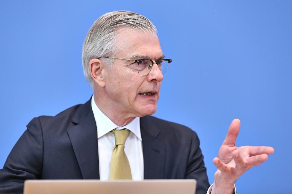 Wirtschaftsweiser fürchtet deutlichen Anstieg der Sozialbeiträge