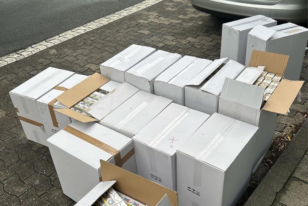 Zoll beschlagnahmt 150.000 Schmuggelzigaretten auf A44 bei Anröchte