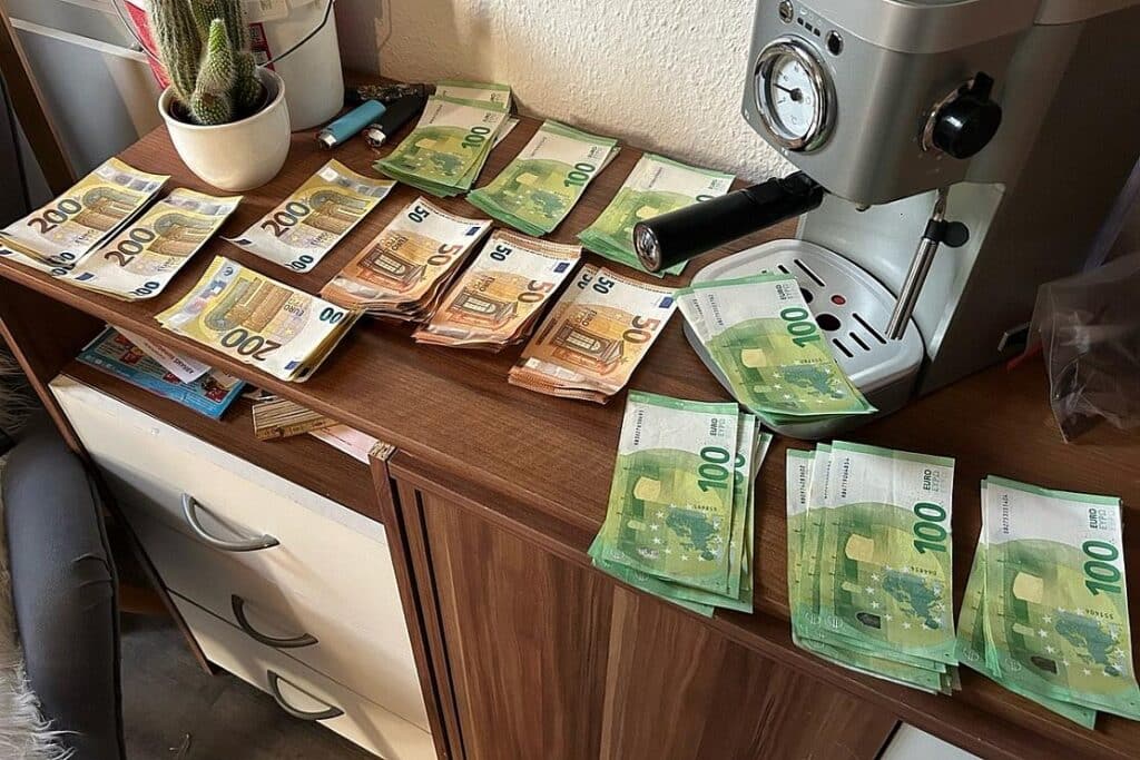 Zoll findet bei Durchsuchung in Münster und Senden Bargeld und illegale Waffen