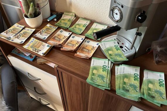 Gesammeltes Bargeld und beschlagnahmte Waffen nach Zollrazzia in Münster.