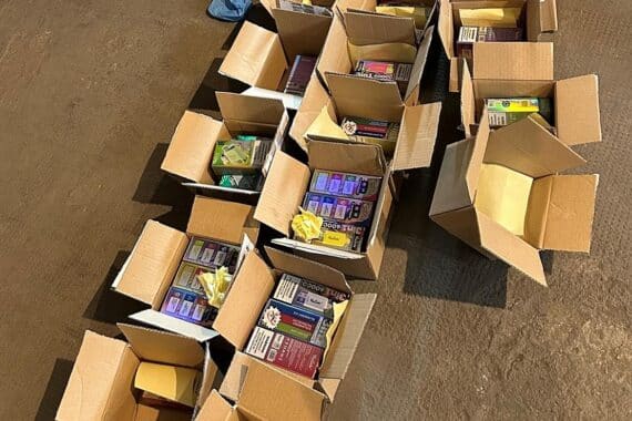 Zollbeamte entdecken illegalen E-Zigaretten-Schmuggel: Lkw und versteckte Waren im Lager.