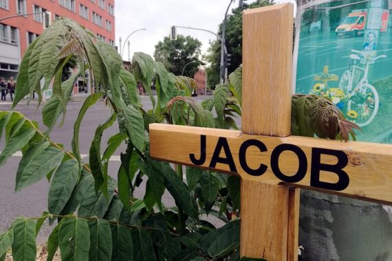 Unfallkreuz als Mahnmal für Verkehrstote, symbolisiert Gefahren und Folgen von Geschwindigkeitsübertretungen.