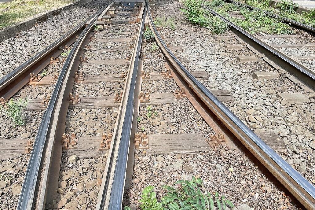 Zwei Baufahrzeuge kollidieren auf DB-Gelände in Rostock