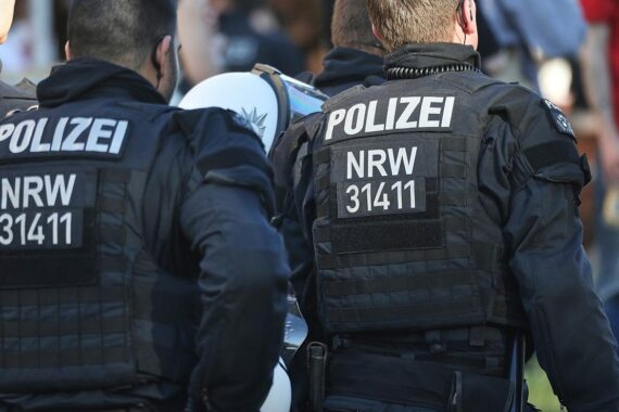 Zwei verletzte Radfahrer an der Kanalpromenade, Polizei ermittelt, Zeugen gesucht.