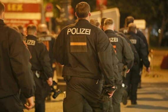 Zwei verletzte Radfahrer nach Zusammenstoß, Alkohol und Drogen im Spiel, Polizei ermittelt.